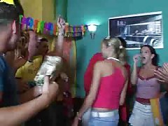 Весь в масле и смазки порно сиськастых мамаш