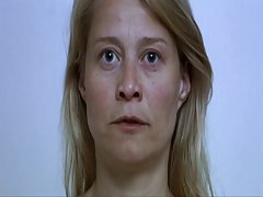 Красавица позирует огромный член пизде порно